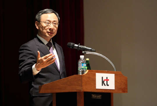 황창규 KT 회장이 5G 시대 개막을 위해 그룹의 역량을 총 동원해줄 것을 주문했다. 황 회장은 지난 24일부터 25일까지 1박2일 동안 강원도 원주에 위치한 KT리더십아카데미에서 열린 '그룹간 소통 강화와 성과 확대를 위한 워크숍'에서 그룹간 시너지 창출을 강조했다. 워크숍 첫 날 직접 강연자로 나선 황 회장이 KT그룹 임원을 대상으로 강연을 하고 있다. <KT 제공>